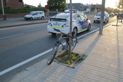 La bicicleta del ciclista atropellat a Rovira Roure.