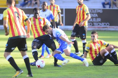 Moustapha intenta frenar l’avenç d’un jugador de l’Alcoià, amb Valiente a terra, en una acció del partit d’ahir.