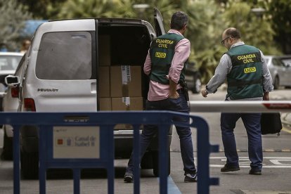 La Guàrdia Civil escorcolla les seus d'Indra i Saerco a Madrid