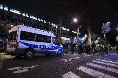 Dos policías muertos y uno herido por un tiroteo en París