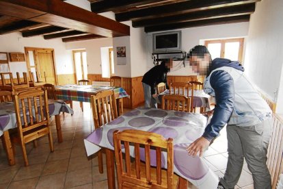 Los usuarios se encargan de todas las tareas diarias del centro. En la imagen, preparando el comedor.