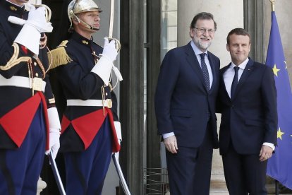 Mariano Rajoy va rebre la benvinguda del cap de l’Executiu gal, Emmanuel Macron, a les portes de l’Elisi.