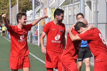 Els jugadors de l’Alpicat celebren el gol aconseguit per Juanjo, que va decidir el partit.