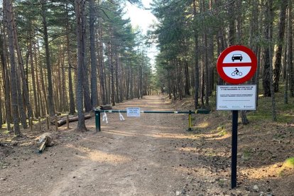 La barrera cerrada en el acceso al refugio de la Basseta en Castellbó.