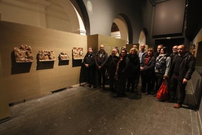 Representants de la plataforma d’entitats culturals de Lleida, ahir al Museu al costat de quatre de les peces de Sixena reclamades.
