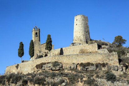 El conjunt medieval del castell de Lloberola, ara tancat.