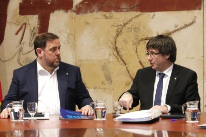 El vicepresident del Govern, Oriol Junqueras, i el president Puigdemont, en una imatge d'arxiu d'una reunió del consell executiu.