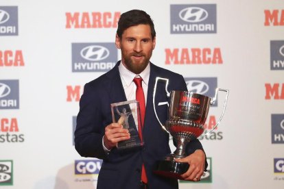 Leo Messi recibió ayer el trofeo al máximo goleador de la Liga de la pasada temporada.