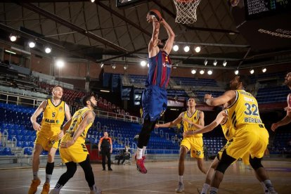 Nikola Mirotic entra a canasta en una acción de partido de ayer.
