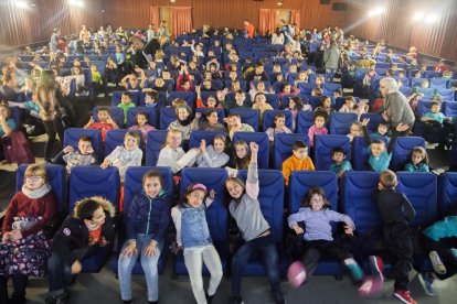 Una de las salas del Cinema Majèstic de la capital del Urgell, ayer repleta de escolares.