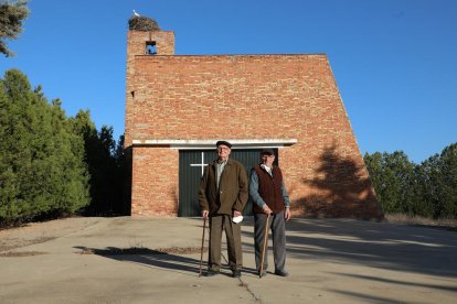 Miquel Ribes y Francisco Morreres ante la ermita de Sant Miquel, donde se ubicará el momento en memoria a las víctimas de la Guerra. 