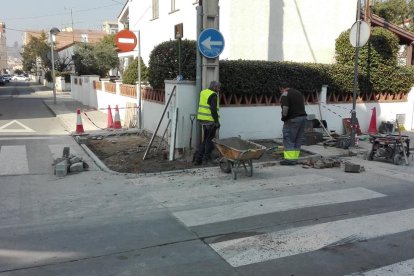 Operarios municipales en una de las calles de la ciudad.