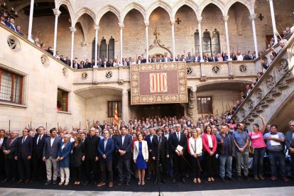 Els alcaldes i alcaldesses investigats per donar suport a l’1-O, ahir al Palau de la Generalitat amb el president, Carles Puigdemont, i membres del Govern i del Parlament.