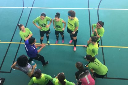 Las jugadoras del Cervera, durante un tiempo muerto.