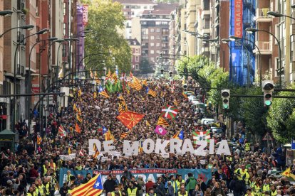 Unas 30.000 personas apoyaron ayer en Bilbao el referéndum.