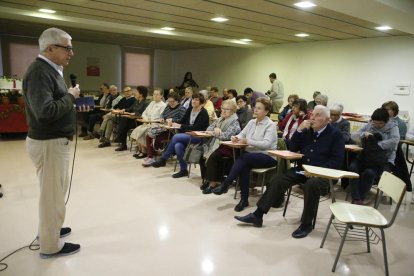 Voluntarios de Càritas, ayer durante la presentación.