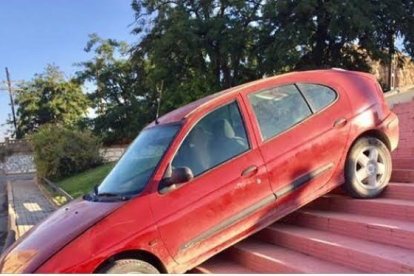 Imagen del vehículo en las escaleras.