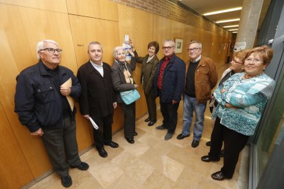 Rosa Fabregat (tercera por la izquierda), una de las homenajeadas, ayer en el centro cívico de Balàfia. 