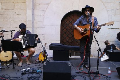 Un moment del concert que va oferir Baró ahir al pati de l’IEI.