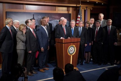 Senadors republicans a Washington, ahir, després de l’aprovació de la reforma fiscal.