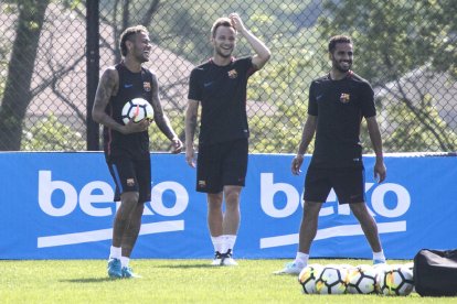 Neymar, Rakitic y Douglas ayer en el primer entrenamiento en suelo estadounidense.