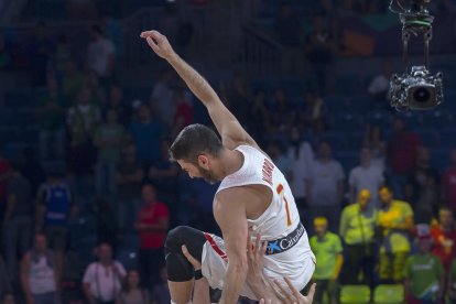 Pierre Oriola celebra la medalla amb Sastre, Willy, Juancho i Vives.