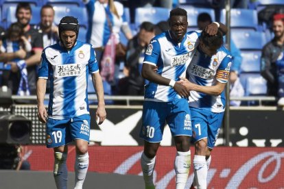 Piatti i Caicedo, abraçat a Gerard Moreno, després d’un dels gols.