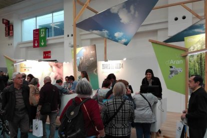 Colas delante del mostrador del espacio dedicado a Lleida en el salón B-Travel de Barcelona.