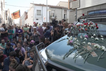 Manifestants davant de l'oficina d'Unipost a Terrassa.