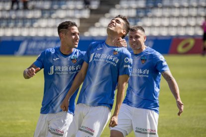 Albert Torras celebra su gol ante el Andorra junto a Raúl González y Abraham Minero.