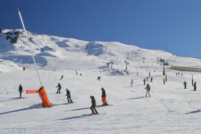 Los primeros esquiadores que ayer ya disfrutaron de la nieve en la estación aranesa de Baqueira Beret.