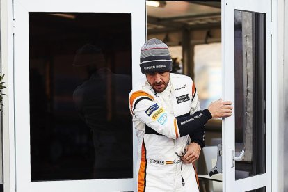 Fernando Alonso, ahir davant del box del seu equip al circuit de Montmeló.