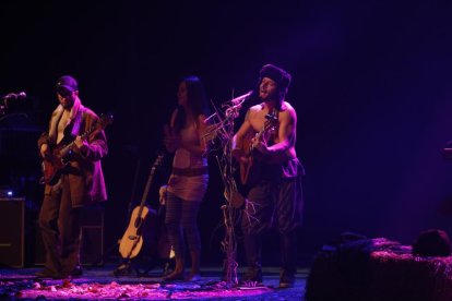 La banda Oques Grasses pràcticament va omplir de fans ahir el teatre de la Llotja de Lleida.