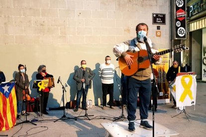 Lo Martí de Térmens se unió ayer a los Cantaires para pedir la libertad de los presos del “procés”.