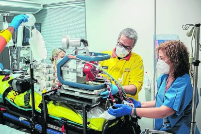 Un técnico del SEM y una doctora de Bellvitge, con un paciente.