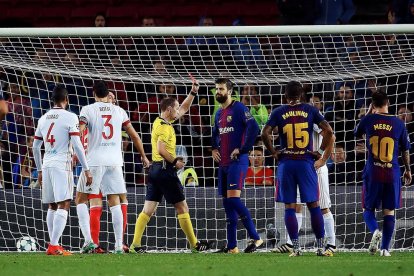 Piqué, en el moment de ser expulsat per tocar la pilota amb la mà.