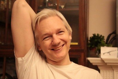 Julian Assange va penjar aquesta imatge a Twitter després de la decisió de la justícia sueca.