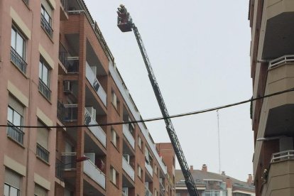 Los Bomberos ayer en la calle República del Paraguay. 