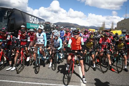 Los ciclistas a punto de tomar la salida de la etapa en la localidad de Montferrer.