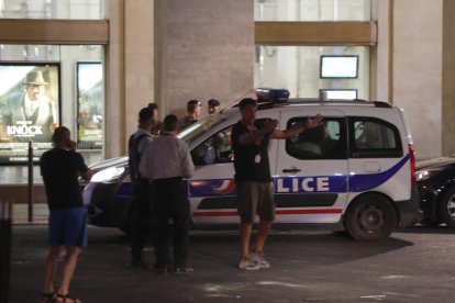 Policía francesa viernes pasado a la estación de Nimes.