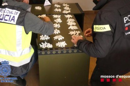 Imagen de los paquetes de los envoltorios de cocaína decomisados durante la operación