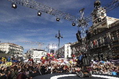 Diversos milers de persones secunden en Sol la moció de censura de Podemos