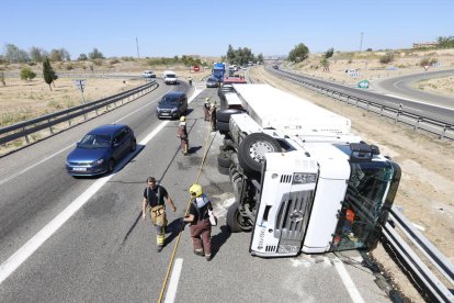 El camió bolcat dilluns a l’autovia a Lleida, sis hores abans de la col·lisió múltiple.