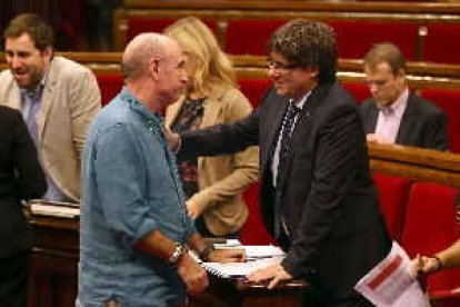 Puigdemont, Junqueras i Forcadell complimenten Llach abans de l’inici del ple
