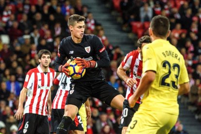 El portero del Athletic, Kepa, atrapa un balón en el partido de ayer.