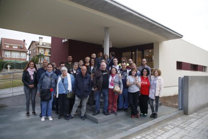 Profesionales y usuarios de La Torxa, ayer en la nueva residencia.