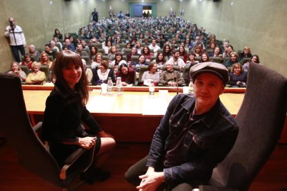 Eva Amaral y Juan García Aguirre, integrantes de Amaral, llenaron la sala de actos del Rectorat ayer por la tarde con su recital.