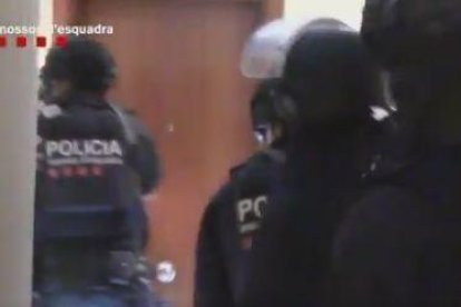 VÍDEO. Así entraron los Mossos en los pisos de los terroristas en Ripoll