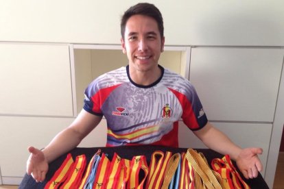 Joel Lee Bruna, todo un campeón que colecciona medallas.