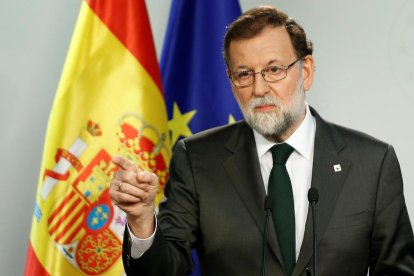 El Consejo de Ministros - Acordará las medidas de intervención en Catalunya, que ya cuentan con el respaldo del PSOE y Ciudadanos. Aunque Rajoy no quiso desvelar las líneas maestras, los socialistas avanzaron que habrá elecciones, y todo apun ...
